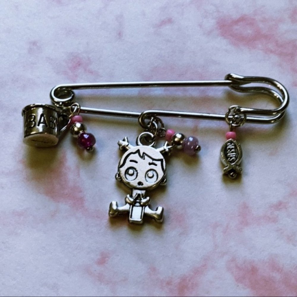 Baby girl 👧🏻 announcement pin brooch - Picture 1 of 15